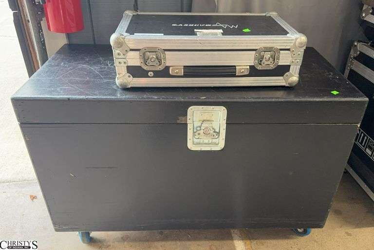 Pair of AV Road Cases Largest 43x21x29 image
