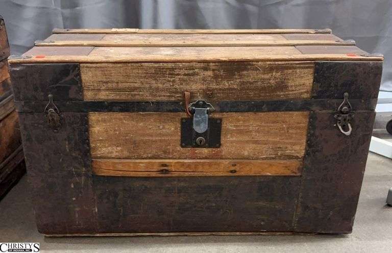 Trunk 34" x 17" x 19" - one handle missing image