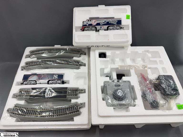 Hawthorn Village Ho Scale 3pcs NY Yankees Engine, Car, Track, and Transformer image