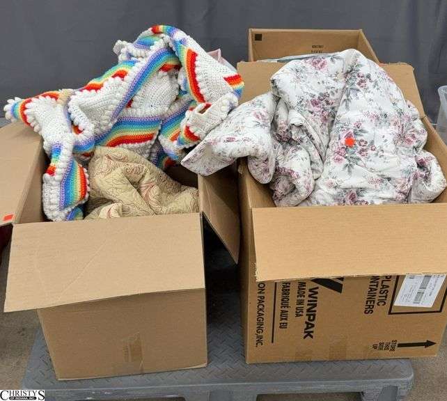 Skid of Soft Goods - Bedding, Blankets, Comforters, Sheets, Placemats, Oven Mitts - SKID NOT INCLUDED image