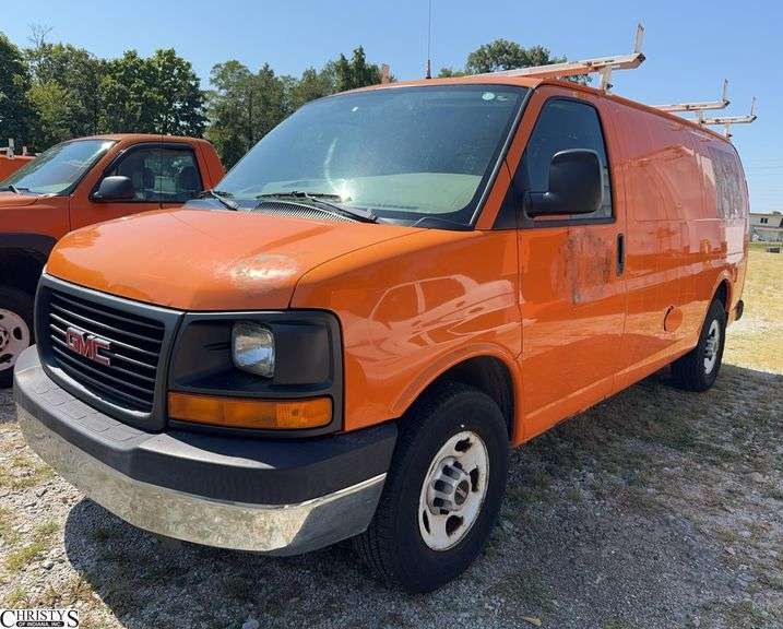 2007  GMC  Savana Driven here weak battery. image