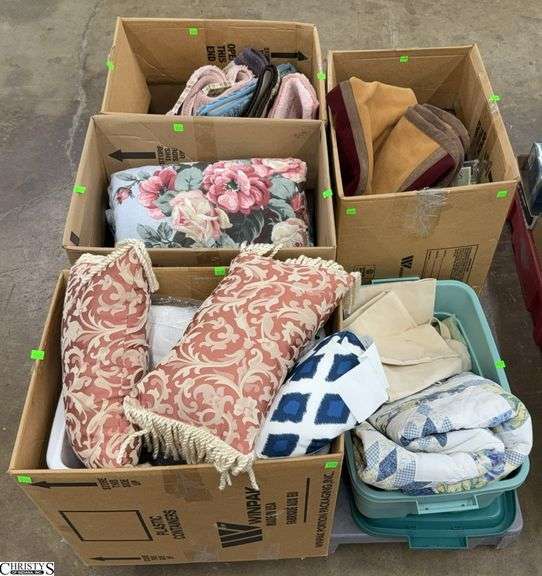Skid of Soft Goods - Bath Mat/Rugs, Comforters, Throw Pillows, Throw Blankets - SKID NOT INCLUDED image
