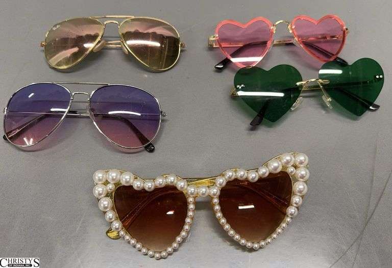 5 Pairs Assorted Ladies Sunglasses - Some wear from use, These have not been authenticated image
