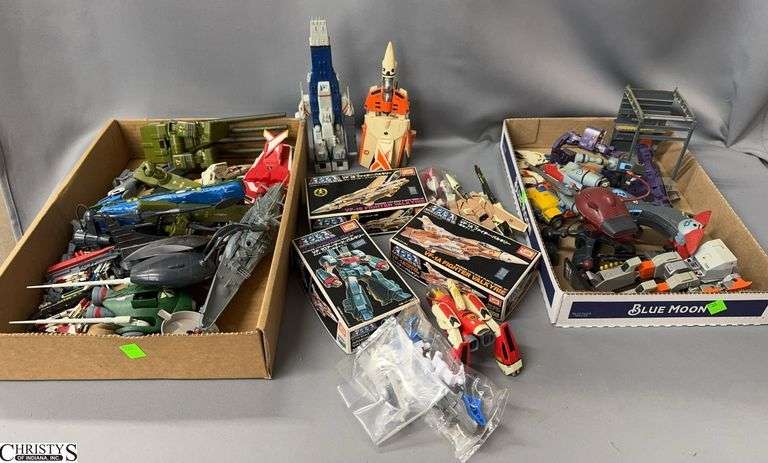 Large Lot of Macross Valkyrie Model Kits and Mecha Figures image