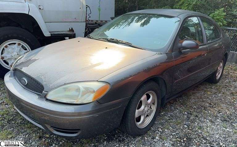 2005  FORD  Taurus Towed in. Dead Battery will jump start image