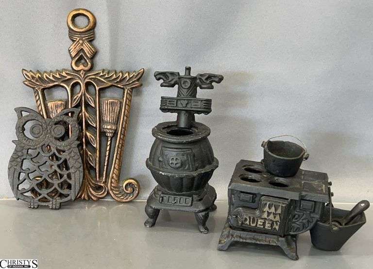 Cast Iron Miniature Stoves, Trivets - 7" of trivet image