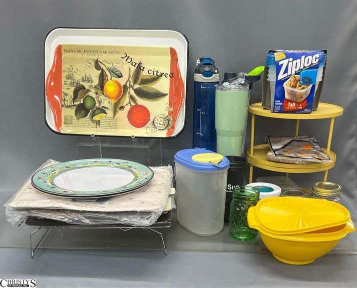 Rubbermaid Lazy Susan's, Plastic Storage Containers, Plasticware - 10" D of lazy susan image