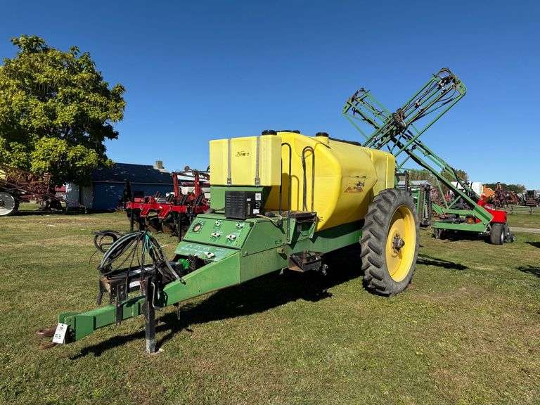 Demco Conquest 1000gal. Sprayer with 60' Boom