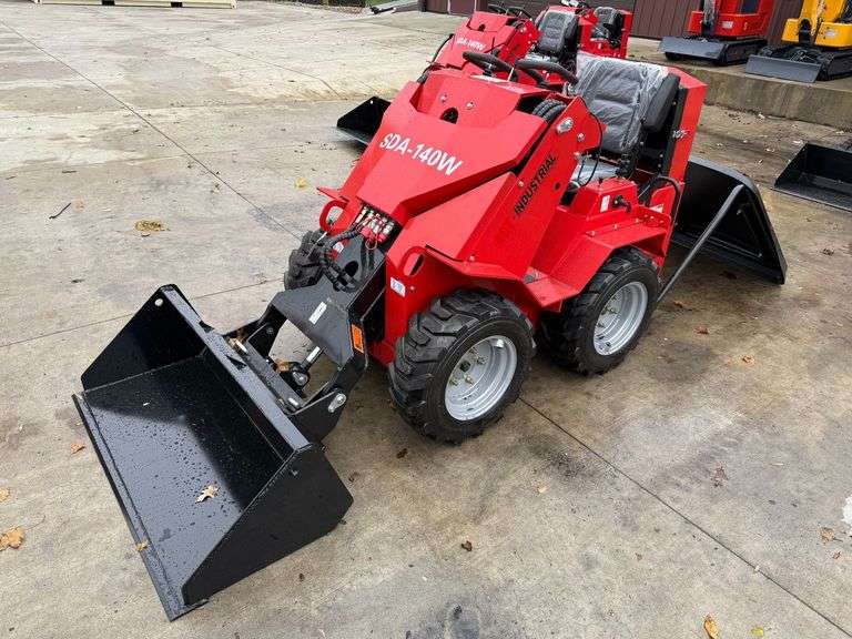 2025 AGT SDA-140W Mini Skid Steer Loader with Canopy image