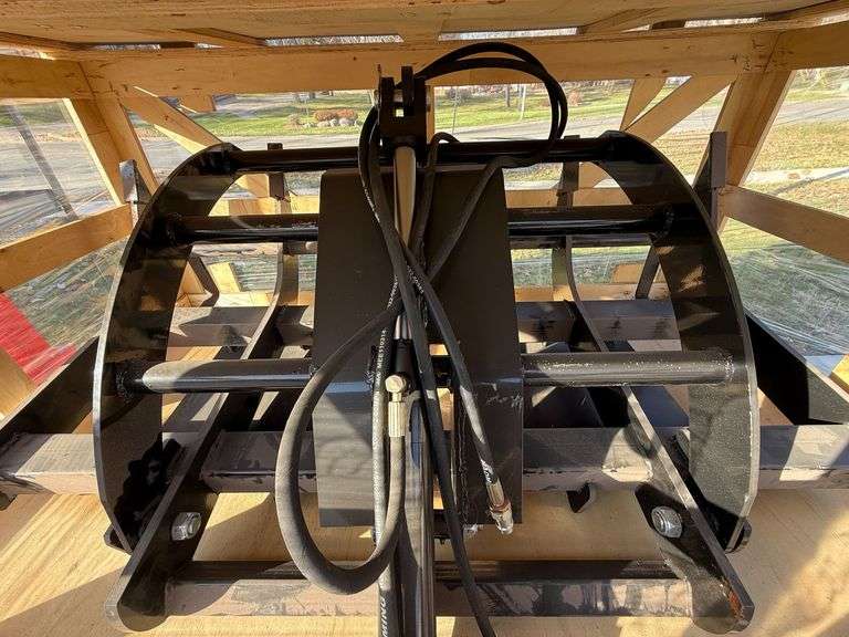 2025 AGT 32-743 Skid Steer Grapple Bucket image