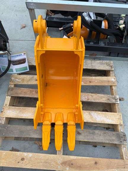 2025 Future CAT305 12" Excavator Bucket image