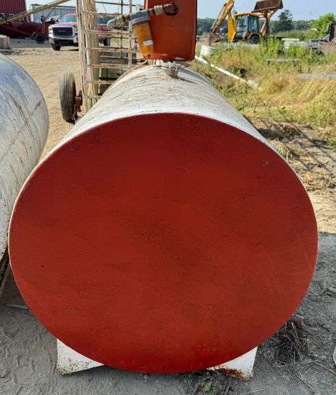 300 Gallon Gas Tank w/ Pump