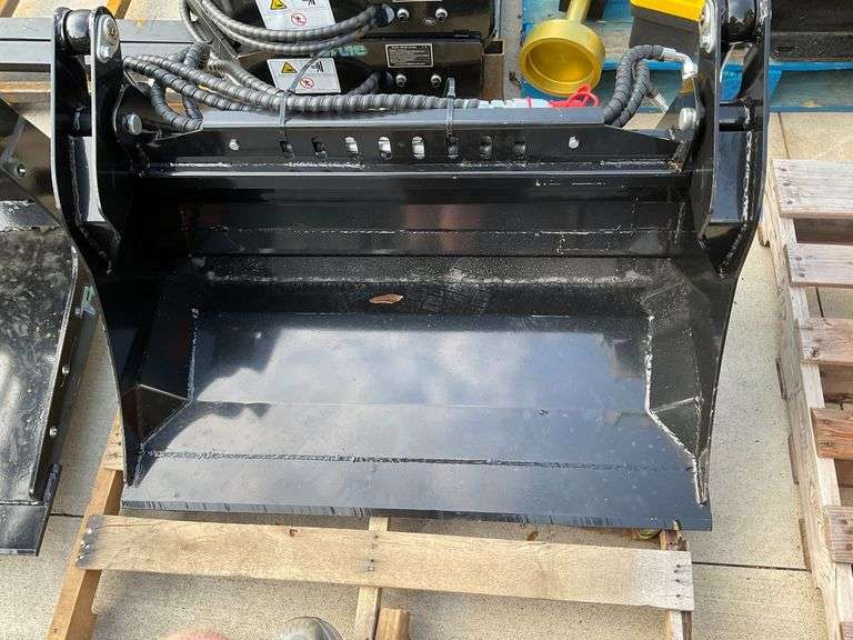 2025 Future XKH39 Mini Skid Steer 4 in 1 Bucket 39" image