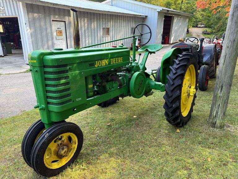John Deere H Tractor image