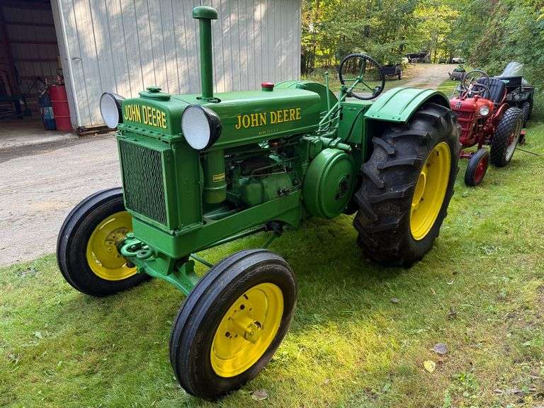 John Deere BR Tractor image