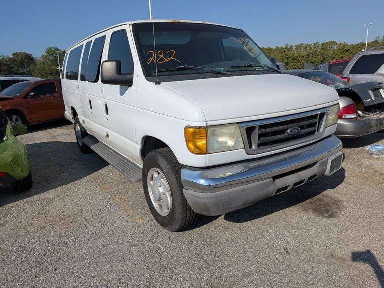 2004 FORD E-350 image