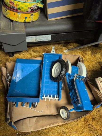 Ertl Ford 4000 toy tractor and accessories image
