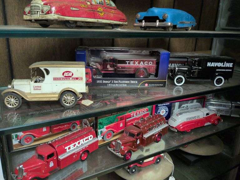 Ertl Texaco truck NIB, Ertl Havoline bank truck with box and Ertl IGA bank image