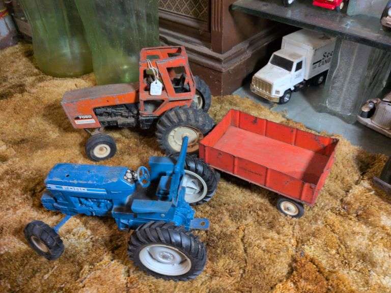 Ertl Ford tractor and Allis-Chalmers tractor with wagon image