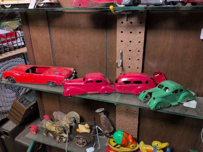 Hubley #486 car, Wyandotte sedan with travel trailer and Wyandotte #341 coupe image