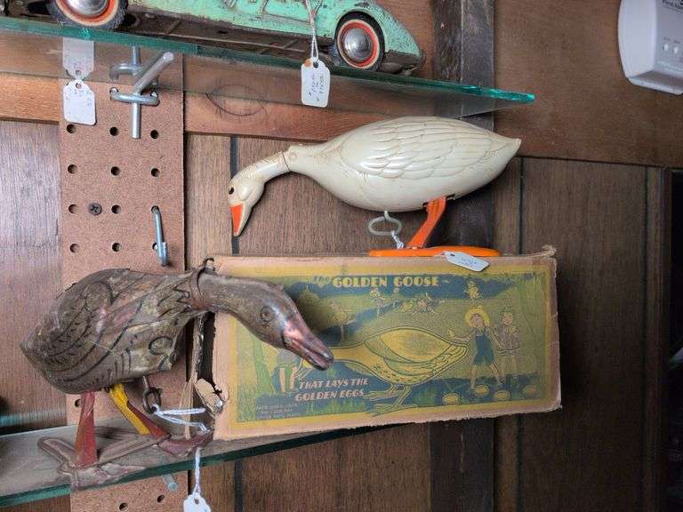 Marx Golden pecking goose with box, Marx plastic goose image