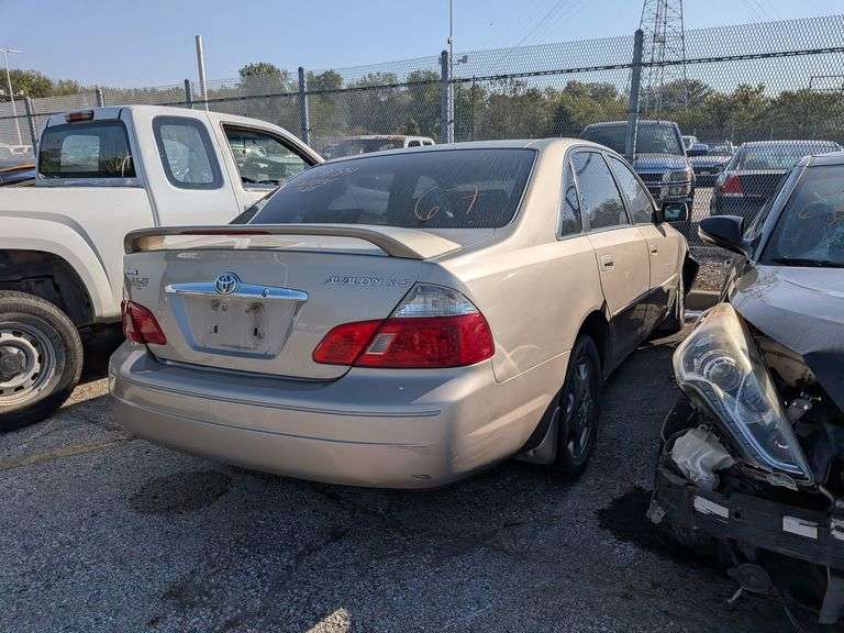 2004 TOYOTA AVALON image