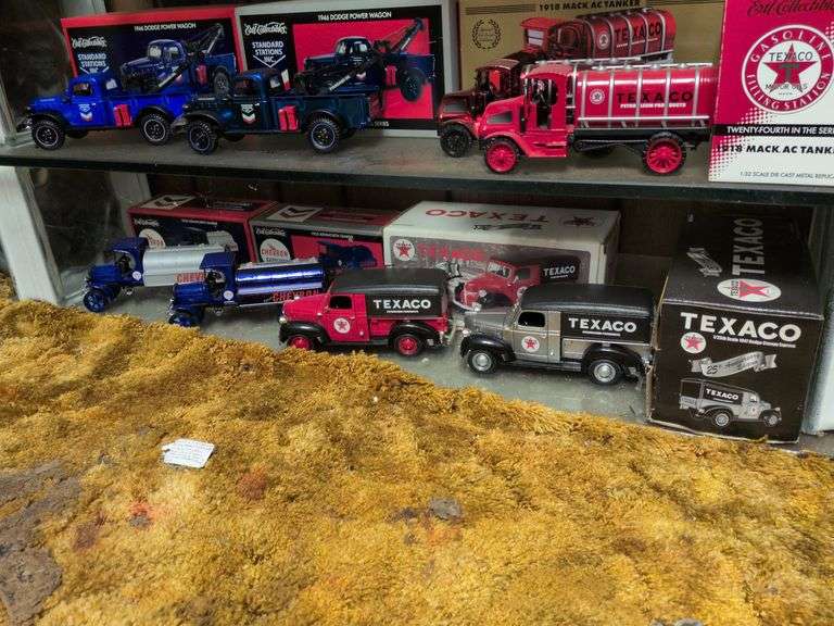 2 Ertl Chevron tanker banks and 2 Ertl Texaco banks w/box image