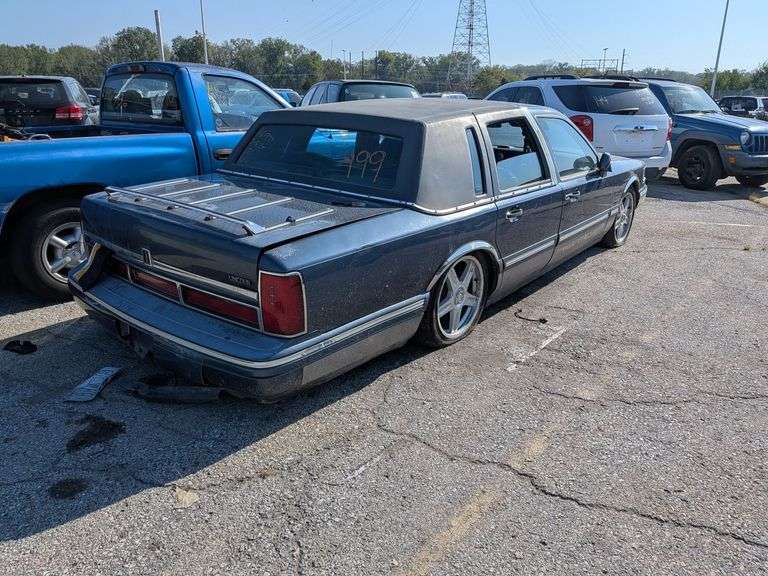 1996 LINCOLN TOWN CAR image
