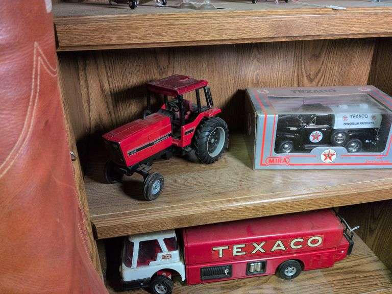 Ertl #5088 Tractor and Mira diecast Texaco 1953 Chevy Tanker image