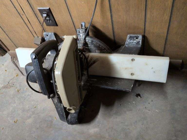 Black & Decker power miter saw image