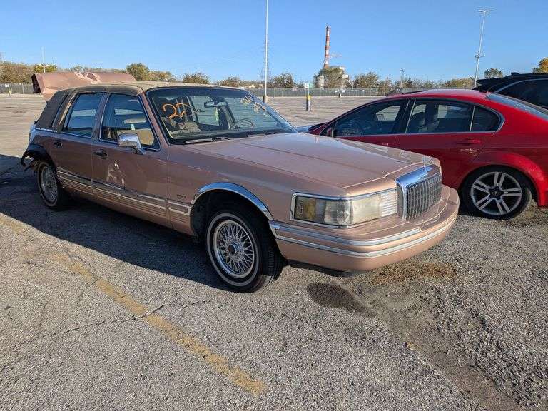 1994 LINCOLN TOWN CAR image