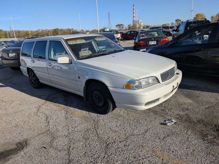 1999 VOLVO V70 image