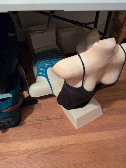 4 Plastic mannequin displays image