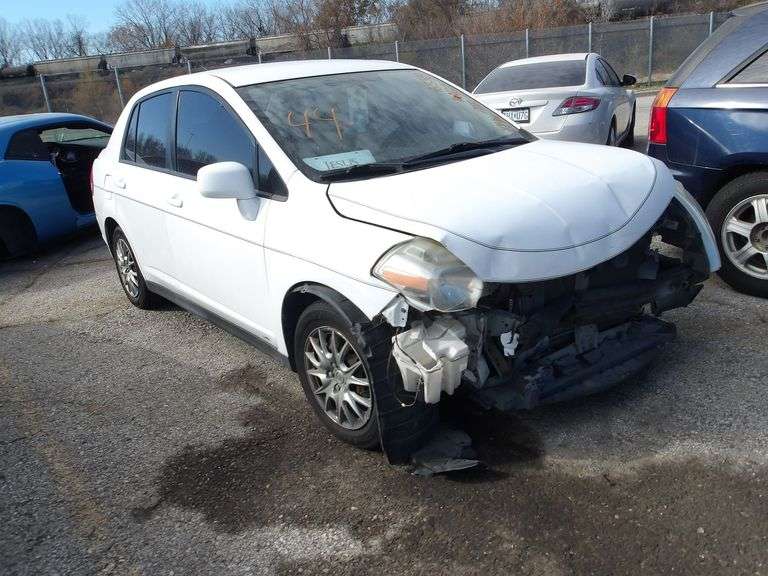 2011 NISSAN VERSA image