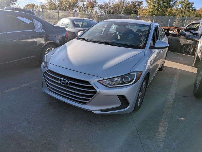 2017 HYUNDAI ELANTRA image