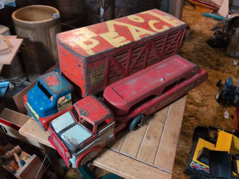 Structo Cattle truck and Wyandotte caravan image