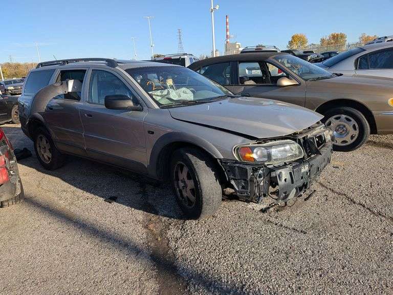 2004 VOLVO XC70 image