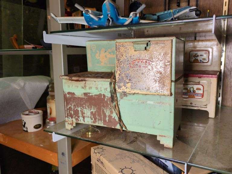 Empire play stove and Marx Pretty Made tin litho toy oven image