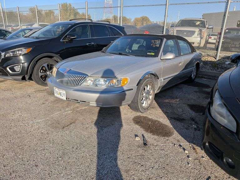 2002 LINCOLN CONTINENTL image