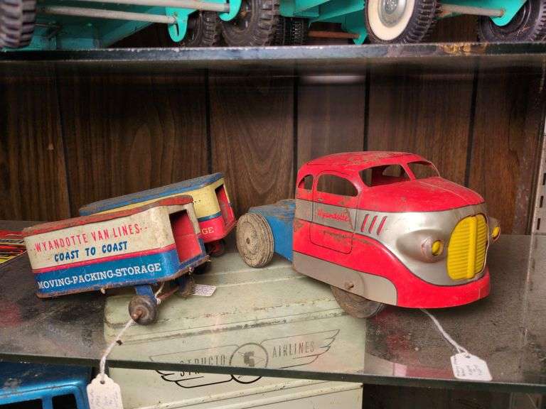 Two Wyandotte trailers and Wyandotte semi with trailer image