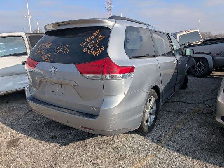 2014 TOYOTA SIENNA image