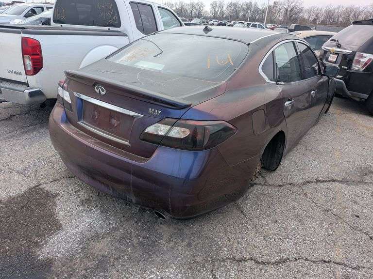 2011 INFINITI M37 image