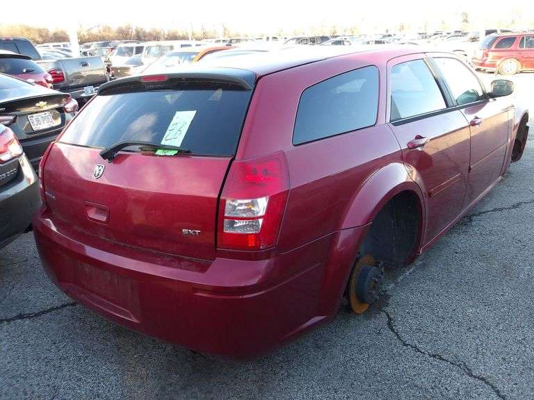 2005 DODGE MAGNUM image