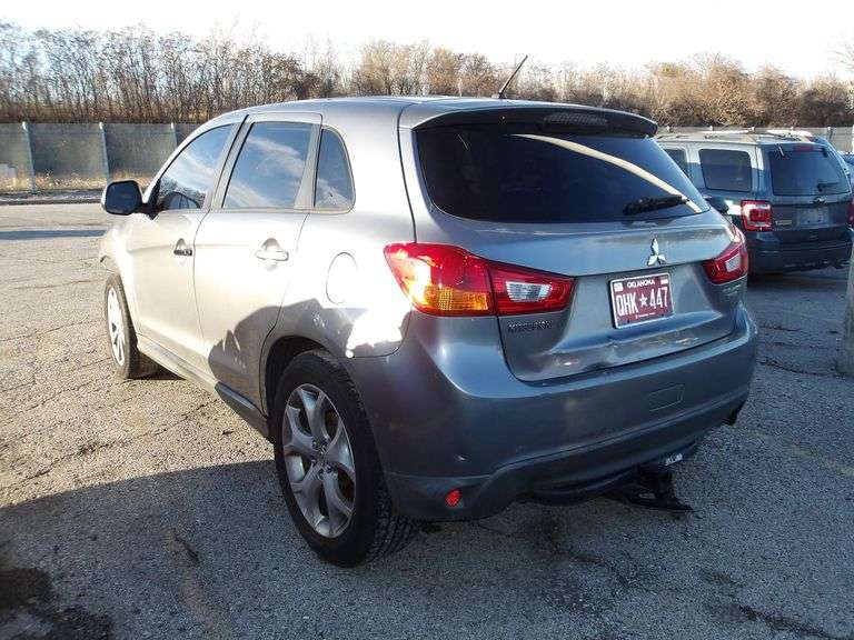 2013 MITSUBISHI OUTLANDER image