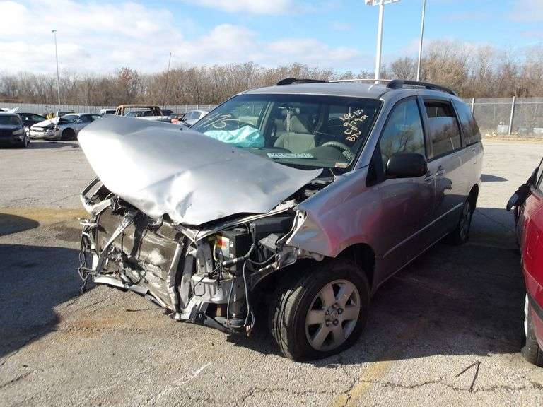 2004 TOYOTA SIENNA image
