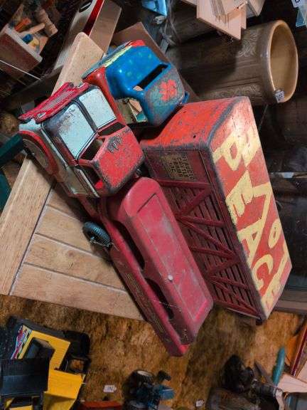 Structo Cattle truck and Wyandotte caravan image