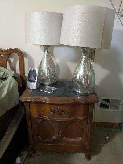 5 piece king size Bassett furniture set