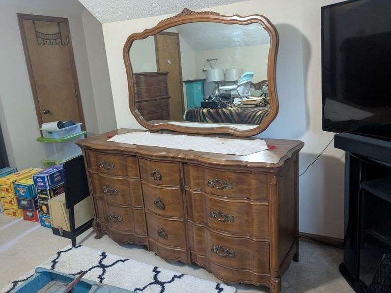 5 piece king size Bassett furniture set