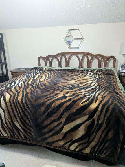 5 piece king size Bassett furniture set image