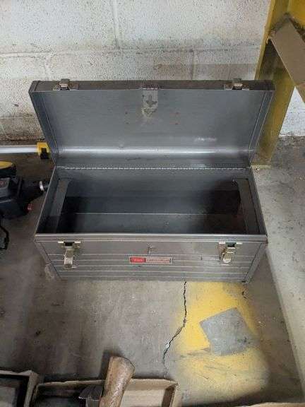 2 Measuring wheels and toolbox